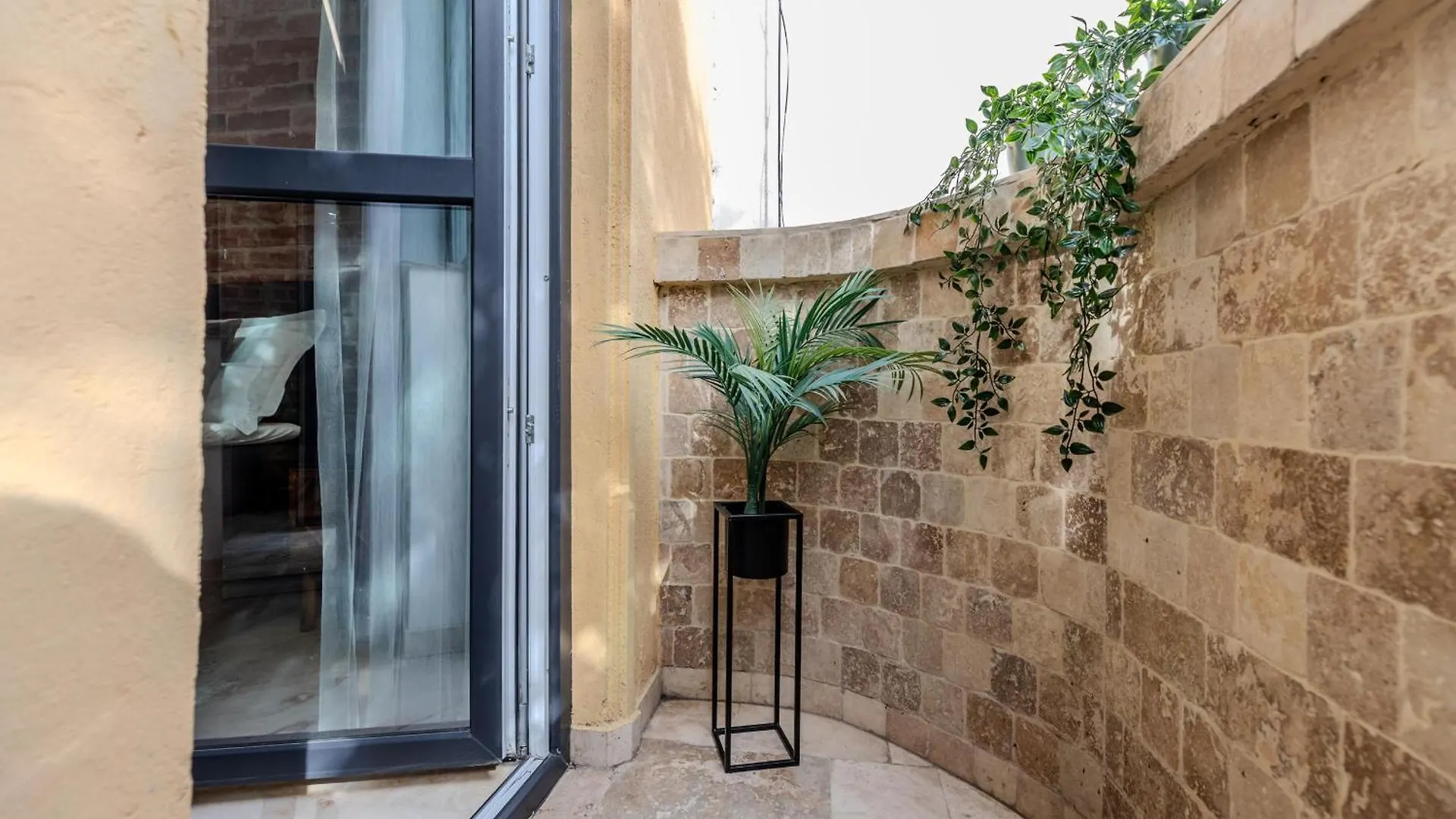 Luxury & Comfort: Smart 2Br-Apt At Unirii Square Bucareste 0*,  Roménia