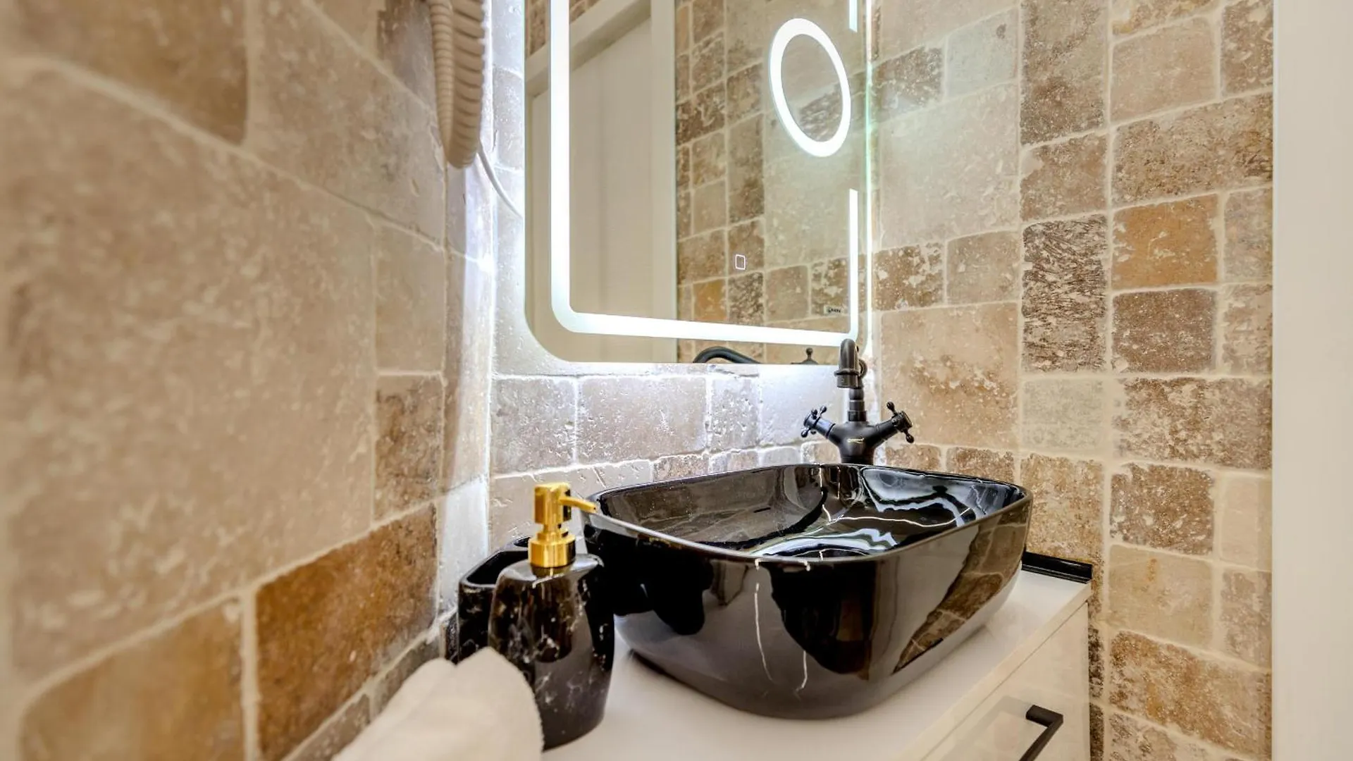 Luxury & Comfort: Smart 2Br-Apt At Unirii Square Bucareste