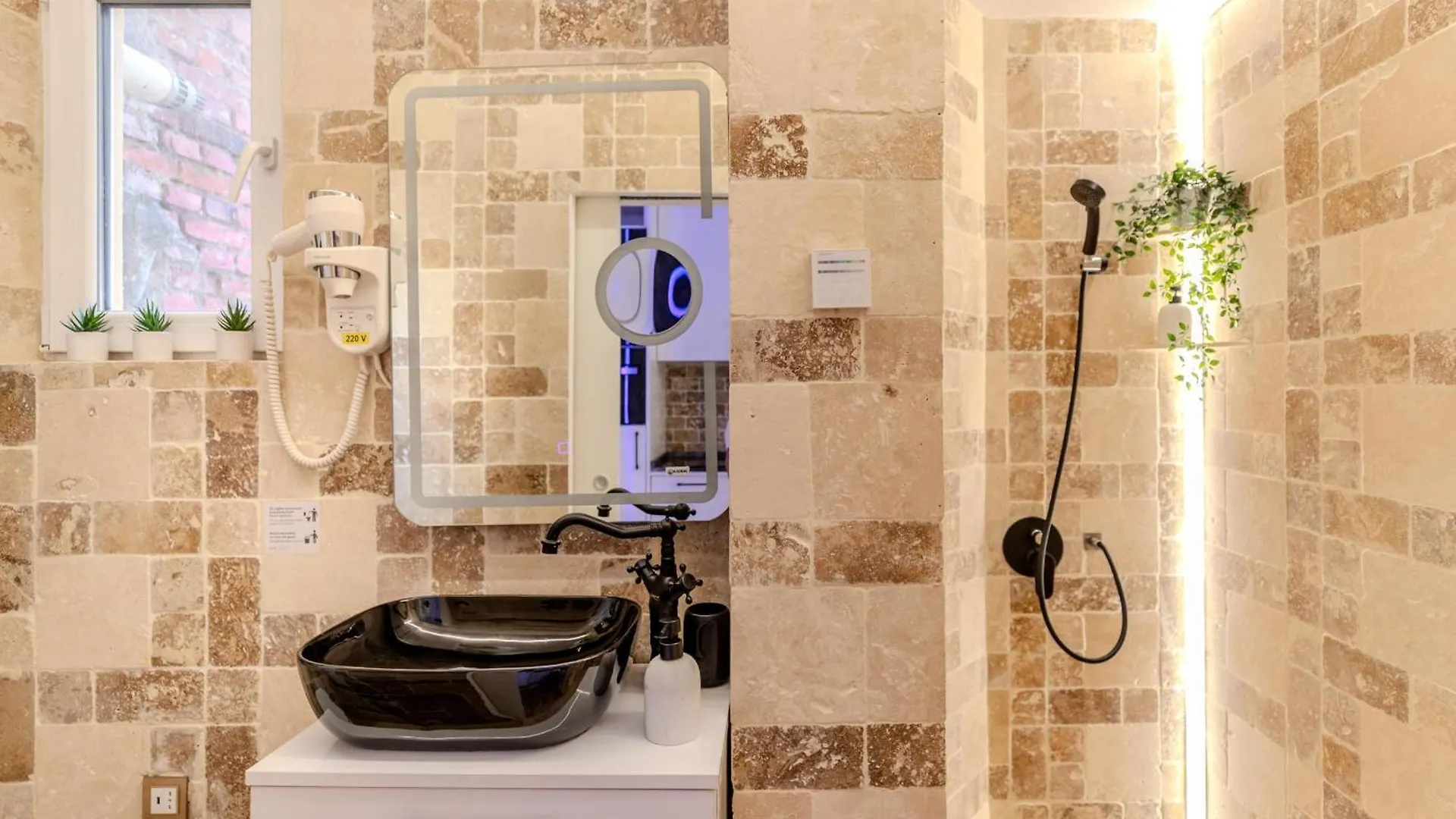 Luxury & Comfort: Smart 2Br-Apt At Unirii Square Bükreş
