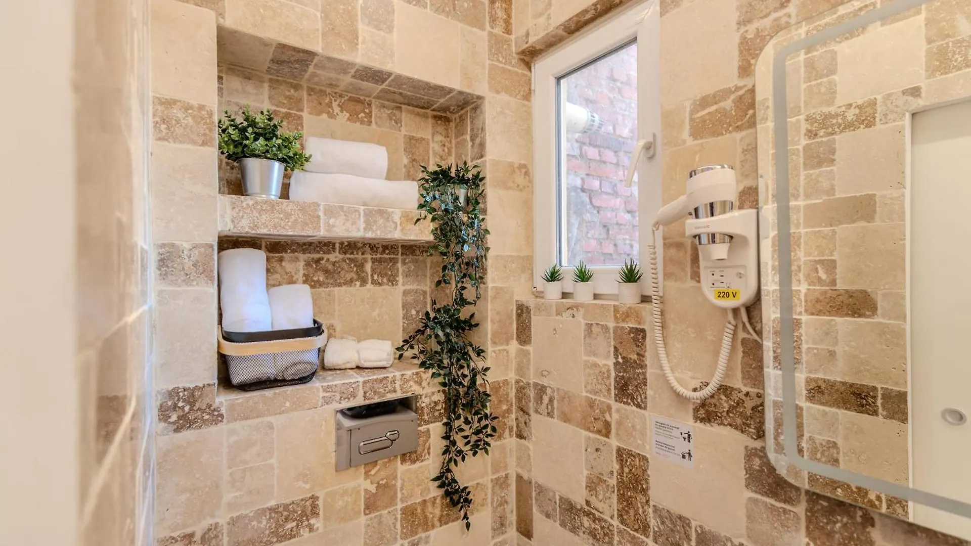 Luxury & Comfort: Smart 2Br-Apt At Unirii Square Bükreş 0*,  Romanya